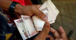 अहमदाबाद के सहकारी बैंक में नोटबंदी के दौरान सबसे ज्यादा बंद नोट जमा होने के कांग्रेस के दावे का नाबार्ड ने जवाब दिया है. वित्तीय संस्था ने कहा है कि नोटबंदी के दौरान पुराने नोट जमा करने के लिए आरबीआई के नियमों का पालन किया गया है. नाबार्ड ने कहा कि इस दौरान गुजरात के मुकाबले महाराष्ट्र के सहकारी बैंकों में सबसे ज्यादा 500 और 1000 के पुराने नोट जमा हुए. दरअलस कांग्रेस ने आरोप लगाया है कि भाजपा अध्यक्ष अमित शाह जिस सहकारी बैंक में निदेशक हैं, उसमें नोटबंदी के दौरान सबसे ज्यादा पुराने नोट जमा किए गए हैं. कांग्रेस प्रवक्ता रणदीप सुरजेवाला ने शुक्रवार को इस मामले में भाजपा अध्यक्ष और पार्टी को घेरा. इसको लेकर नाबार्ड ने कहा कि नोटबंदी के दौरान अहमदाबाद के जिला सहकारी बैंक के ज्यादातर ग्राहकों ने बंद नोट बैंक में जमा किए. वित्तीय फर्म के मुताब‍िक बैंक में कुल 17 लाख खाते हैं. इस दौरान सिर्फ 1.60 लाख ग्राहकों ने पुराने नोट जमा किए या बदले. यह आंकड़ा कुल जमा खातों का 9.7 फीसदी है. इनमें से 2.5 लाख रुपये से भी कम पैसे 98.94% खातों में जमा किए गए. सिर्फ 0.09 फीसदी खातों में 2.6 लाख रुपये से ज्यादा की रकम पुराने नोटों में जमा किए गए थे. नाबार्ड ने बताया कि नोटबंदी के दौरान 1.60 लाख ग्राहकों की तरफ से बंद नोट में 746 करोड़ रुपये जमा किए गए या बदले गए. यह कुल जमा राश‍ि का सिर्फ 15 फीसदी है. नाबार्ड ने दावा किया कि नोटबंदी के दौरान 500 और 1000 रुपये के पुराने नोट गुजरात के मुकाबले महाराष्ट्र के सहकारी बैंकों में ज्यादा जमा हुए और बदले गए. नाबार्ड के मुताबिक अहमदाबाद का सहकारी बैंक 9000 करोड़ रुपये के कारोबार के साथ देश के टॉप 10 जिला सहकारी बैंकों में से एक है. बता दें कि कांग्रेस प्रवक्ता रणदीप सुरजेवाला ने  एक प्रेस कॉन्फेंस में नोटबंदी को इस देश का सबसे बड़ा घोटाला बताया. उन्होंने इस दौरान आरोप लगाया कि गुजरात में बीजेपी नेताओं द्वारा चलाए जा रहे 11 जिला सहकारी बैंकों में नोटबंदी के दौरान सिर्फ 5 दिनों में 14,300 करोड़ रुपये जमा किए गए हैं.'