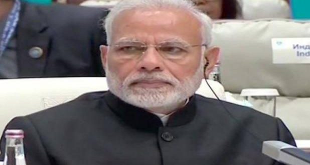 प्रधानमंत्री नरेंद्र मोदी ने आज शंघाई सहयोग संगठन (SCO) शिखर सम्मेलन को संबोधित किया. इस दौरान पीएम मोदी ने कहा कि सुरक्षा हमारी प्राथमिकता है. अमेरिका के राष्ट्रपति डोनाल्ड ट्रंप और उत्तर कोरियाई नेता किम जोंग उन की मुलाकात 12 जून को सिंगापुर में होगी. एक साथ पढ़िए रविवार सुबह की पांच बड़ी खबरें. सम्मेलन को संबोधित किया. इस दौरान उन्होंने एससीओ सदस्य देशों को संबोधित करते हुए कहा कि पड़ोसियों के साथ कनेक्टिविटी पर भारत का जोर है. इस दौरान पीएम मोदी ने कहा कि सुरक्षा हमारी प्राथमिकता है. इसके लिए पीएम मोदी ने एक नया मंत्र भी दिया, जिसे उन्होंने SECURE नाम दिया. उन्होंने कहा कि सुरक्षा के लिए 6 कदम उठाने जरूरी हैं. श के मामले में अब जेएनयू छात्रसंघ की पूर्व उपाध्यक्ष शेहला रशीद बैकफुट पर आ गई हैं. दरअसल, शेहला रशीद ने केंद्रीय सड़क परिवहन एवं राजमार्ग मंत्री नितिन गडकरी और राष्ट्रीय स्वयंसेवक संघ (RSS) पर पीएम मोदी की हत्या की साजिश रचने में शामिल होने का सनसनीखेज आरोप लगाया था. अमेरिका के राष्ट्रपति डोनाल्ड ट्रंप और उत्तर कोरियाई नेता किम जोंग उन की मुलाकात 12 जून को सिंगापुर में होगी. इससे पहले ट्रंप ने चेताया है कि किम जोंग के लिए सिंगापुर शिखर सम्‍मेलन आखिरी मौका है. ट्रंप ने ये बात G7 सम्मेलन के दौरान कही. बता दें, इन दोनों नेताओं की इस ऐतिहासिक मुलाकात के लिए तैयारी भी तकरीबन पूरी कर ली गई हैं और किम जोंग आज सिंगापुर के लिए रवाना होंगे. लोकसभा चुनाव 2019 की तैयारियों में सभी पार्टियां जुट गई हैं. इस कड़ी में भारतीय जनता पार्टी की ओर से एक ऐसी डिजिटल डॉल तैयार की गई है जो केंद्र सरकार की उपलब्धियां बताएगी. इस डिजिटल डॉल को दिल्ली के सभी रेलवे स्टेशनों और बस अड्डों पर लगाया जाएगा. जिसमें लगी एलसीडी स्क्रीन पर केंद्र सरकार की जनहित नीतियों और योजनाओं की डॉक्यूमेंट्री फिल्में चलेंगी. अमेरिकी शो क्वांटिको में हिंदू आतंकवाद से जुड़े दृश्य पर प्रियंका चोपड़ा ने माफी मांगी है. बता दें, इससे पहले शो के निर्माताओं ने भी माफी मांगी थी. प्रियंका ने इस मुद्दे पर रविवार को ट्वीट किया, 'क्वांटिको के इस विवादित एपिसोड से कई लोगों की भावनाओं को ठेस पहुंची है. इसके लिए वो दुखी हैं और माफी चाहती हैं. उनका मकसद कभी भी किसी की भी भावनाओं को ठेस पहुंचाना नहीं था.