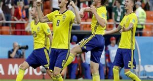दुनिया की 24वें नंबर की टीम स्वीडन ने इकतारेनबर्ग में ग्रुप एफ के मुकाबले में 15वें नंबर की मैक्सिको को 3-0 से शिकस्त देकर नॉकआउट में प्रवेश किया। स्वीडन के लिए यह मैच करो या मरो का था और उनके लिए इस मैच को हर हाल में जीतना था लेकिन स्वीडन ने अपनी अच्छी रणनीति से मैक्सिको को मात दी। इस ग्रुप से मैक्सिको भी प्री-क्वार्टर फाइनल में पहुंच गया। स्वीडन के लिए लुडविग ऑगस्टिंसन और एंड्रियास ग्रैनक्विस्ट ने गोल दागे। मैक्सिको की टीम स्वीडन के खिलाफ गोल तो नहीं कर पाई लेकिन उनके खिलाड़ी एडसन उमर अलवारेज आत्मघाती गोल कर बैठे और स्वीडन को एक गोल का फायदा और दे दिया। पहले हाफ में स्वीडन और मैक्सिको के पास गोल करने के कई मौके आए लेकिन दोनों ही अपने प्रशसंकों को झूमने का मौका नहीं दे पाए। हालांकि 30वें मिनट में स्वीडन को पेनल्टी मिली लेकिन रेफरी नेस्टर पिटाना ने वीडियो एसिस्टेंट रेफरी (वार) का सहारा लिया जिसके बाद स्वीडन को पेनल्टी नहीं दी गई। फिर पहले हाफ के इंजुरी टाइम में स्वीडन के मार्कस बेरग के पास गोल करने का मौका मिला लेकन वह टीम का खाता नहीं खोल सके। उनका शॉट गोल पोस्ट से ऊपर चला गया। पहला हाफ गोलरहित रहा। दूसरे हाफ में दोनों टीमों गोल करने में जरूर रही लेकिन मैक्सिको ने मुफ्त में स्वीडन को एक गोल दे दिया। विक्टर ने डी के अंदर एक अच्छा पास लुडविग को दिया फिर उन्होंने बायें पैर से गेंद पर शॉट मारा लेकिन वह गोलकीपर के हाथ से लगकर पोस्ट में जा घुसी। स्वीडन ने यहां से 1-0 की उपयोगी बढ़त हासिल की। फिर इसके बाद स्वीडन के स्ट्राइकरों का प्रहार जारी रहा। इस बीच, स्वीडन को पेनल्टी मिली और कप्तान एंड्रियास ने ऊंचा शॉट मारा जिसे गोलकीपर रोक नहीं पाए और स्वीडन 2-0 से आगे हो गया। लेकिन मैक्सिको के एडसन उमर अलवारेज आत्मघाती गोल कर बैठे और स्वीडन की जीत का अंतर 3-0 कर दिया।