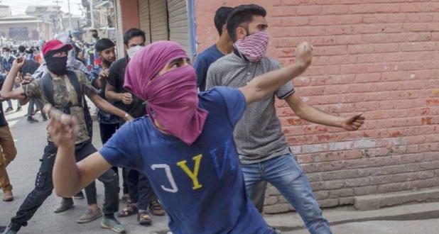जम्मू कश्मीर में हिज्बुल कमांडर बुरहान वानी के एनकाउंटर के बाद भी घाटी के युवा आतंक की राह पर जा रहे हैं लेकिन इन भर्तियों का लिंक बुरहान वानी से जरूर है. 8 जुलाई 2016 को बुरहान की हत्या के बाद 35 से ज्यादा युवाओं ने आतंकी संगठन हिज्बुल का रुख किया है और इनकी भर्ती के पीछे नया चलन देखने को मिला है. अंग्रेजी अखबार इंडियन एक्सप्रेस में छपी खबर के मुताबिक बुरहान एनकाउंटर के बाद हिज्बुल में शामिल हुए इन युवाओं के बारे में उनके परिजनों, मित्रों से जुड़ी जानकारी जुटाने पर यह पता चलता है कि वह किसी ने किसी रूप में बुरहान की मौत प्रभावित थे. अखबार के हाथ लगी रिपोर्ट में कहा गया कि इन युवाओं को बुरहान की मौत ने हिज्बुल में दाखिल होने के लिए प्रभावित किया. सुरक्षाबलों के लिए यह आतंकी कोई चुनौती बन पाते इससे पहले ही ज्यादातर का एनकाउंटर कर दिया गया है. बावजूद इसके अब भी नए युवा हिज्बुल में शामिल हो रहे हैं. एक वरिष्ठ अधिकारी ने बताया कि इस ट्रेंड को जल्द से जल्द खत्म किए जाने की जरूरत है. पहले कैसे होती थी भर्ती घाटी में इससे पहले आतंक की राह चुनने वाले युवाओं की भर्ती गुपचुप तरीके से होती थी. कम बार ही ऐसा होता था कि नए भर्ती हुए युवाओं को कोई बड़ा मिशन दिया जाता था. भर्ती के बाद उन्हें सीमा पार भेज कम से कम 3 महीनों के लिए हथियारों की ट्रेनिंग दी जाती थी और इसके बाद वो गोली-बारूद लेकर वापस लौटते और उन्हें पहचान छुपाकर काम पर लगाया जा था. ऐसे बदल रहा है ट्रेंड नब्बे के दशक में आतंकवादी गतिविधियों में कमी आई और किसी आतंकी के एनकाउंटर के बाद प्रतिक्रिया या जवाबी हमले भी कम हुए. ऐसा कम ही हुआ जब आतंकवादी की हत्या के बाद उसे शहीद का दर्जा दिया गया हो. बुरहान शुरुवात में पहचान छिपाकर ही काम कर रहा था लेकिन बाद में उसने इस ट्रेंड को बदला और खुलेआम नाम के साथ सबसे सामने आया. सोशल मीडिया के जरिए उसने नाम और फोटो उजाकर की और नया चलन शुरू कर दिया, जो अब पहले से ज्यादा खतरनाक साबित हो रहा है. इन दिनों आतंकी संगठनों में शामिल हो रहे युवा इसी ट्रेंड को फॉलो कर रहे हैं. आतंकी आजकल हथियारों के साथ सोशल मीडिया पर फोटो या वीडियो शेयर करते हैं और इसके बाद परिवार वालों को इस बारे में पता चला पाता है. इनमें से ज्यादातर को तो ट्रेनिंग भी नहीं मिली होती है. हाथियारों के लिए भी इन्हें पुलिस और सुरक्षाबलों से लूटे गए हथियारों पर निर्भर रहना पड़ता है. यह किसी खास मिशन को अंजाम देने से पहले की सुरक्षाबलों की गोली का शिकार हो जाते हैं. बीते दिनों ऐसे कई उदाहरण देखने को मिले हैं, लेकिन एक उदाहरण सबसे खतरनाक है. इसे बयान करते हुए वरिष्ठ अधिकारी कहते हैं कि स्थानीय लोग सुरक्षा इंतजामों को बिगाड़ते हैं जिसका फायदा उठाकर आतंकी अपनी पैठ जमा लेते हैं. दूसरी ओर जब आतंकी को घेर लिया जाता है तो स्थानीय सुरक्षाबलों को रोकने की कोशिश करते हैं. अगर आतंकी को मार दिया जाता है तो उसके जनाजे में शामिल होने के लिए सैकड़ों की तादाद में घरों से बाहर आते हैं. आतंकी के आस-पास इस तरह का माहौल बनाया जा रहा है.