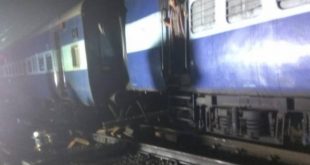 महाराष्‍ट्र के इगतपुरी रेलवे स्‍टेशन के पास हावड़ा मेल डिरेल हो गई. जानकारी के मुताबिक, इस हादसे में ट्रेन के तीन कोच पटरी से उतर गए. फिलहाल हादसे में किसी के घायल होने की सूचना नहीं है. मौके पर रेलवे और पुलिस के अधिकारी मौजूद हैं. पटरियों के मरम्‍मत का कार्य जारी है. हालांकि, हादसे की वजह से इस रूट पर चलने वाली ट्रेनों के परिचालन में देरी हो सकती है. जानकारी के मुताबिक, बीती रात मुंबई से हावड़ा जा रही 12808 हावड़ा मेल के तीन कोच इगतपुरी रेलवे स्‍टेशन के पास पटरी से उतर गए. ये हादसा देर रात करीब ढाई से 3 बजे के करीब हुआ है. राहत की बात है कि हादसे में किसी के घायल होने की खबर नहीं है. View image on Twitter View image on Twitter ANI ✔ @ANI #Maharashtra: Three coaches of Howrah Mail train derailed near Igatpuri railway station. Security forces present at the spot. No casualty reported. More details awaited. 5:19 AM - Jun 10, 2018 40 27 people are talking about this Twitter Ads info and privacy रेलवे कंट्रोल के मुताबिक पटरी के मरम्‍मत का काम किया जा रहा है. हावड़ा मेल के आधे कोच को इगतपुरी ले जाया गया है, जबकि बाकी बचे आधे कोच को कसारा लाया जाएगा. फिलहाल मुंबई से इस रूट पर चलने वाली ट्रेनों के परिचालन में देरी हो सकती है.