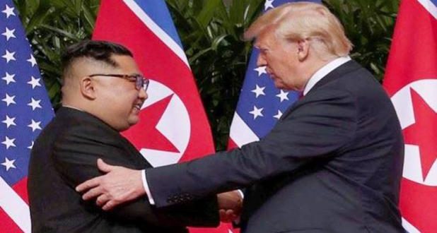 अमेरिकी राष्ट्रपति डोनाल्ड ट्रंप और नॉर्थ कोरिया के सर्वोच्च नेता किम जोंग उन के बीच मंगलवार को ऐतिहासिक मुलाकात हुई. दोनों ने कहा कि दोनों देश आगे साथ मिलकर शांति की बात करेंगे. इसी बीच अमेरिका में विपक्षी दल डेमोक्रेटिक पार्टी के शीर्ष छह सांसदों ने मांग की है कि उत्तर कोरिया के साथ कोई भी संभावित समझौता कांग्रेस के अनुमोदन और उसकी निगरानी में ही हो. अमेरिकी प्रतिनिधि सभा में डेमोक्रेटिक नेतृत्व ने एक बयान में कहा, ‘‘आने वाले समय में भले ही जो हो लेकिन प्रशासन को उत्तर कोरिया पर कांग्रेस से सलाह मश्विरा करना चाहिए. कोई भी संभावित समझौता कांग्रेस की निगरानी में ही हो. ’’ उन्होंने कहा कि कांग्रेस ने ईरान परमाणु समझौते पर मजबूत निगरानी की मांग की थी और वे उत्तर कोरिया के संबंध में भी ऐसी ही मांग करते हैं. तब डेमोक्रेटिक ओबामा प्रशासन ने कांग्रेस को नजरअंदाज कर दिया था. डेमोक्रेटिक सांसदों के अनुसार, अमेरिका-उत्तर कोरिया शिखर वार्ता अधिक सुरक्षित, स्थिर कोरियाई प्रायद्वीप बनाने और एशिया में अमेरिकी नेतृत्व की क्षमताओं को साबित करने का ऐतिहासिक अवसर है. गौरतलब है कि अमेरिका के राष्ट्रपति डोनाल्ड ट्रंप और उत्तर कोरिया के प्रमुख किम जोंग उन ने सिंगापुर के सेंटोसा द्वीप में एक दूसरे से हाथ मिलाया और हंसकर बातचीत भी की. पहले दौर की बातचीत के बाद फिलहाल दोनों देशों के प्रतिनिधिमंडल स्तर की बैठक चल रही है. सेंटोसा द्वीप के कैपेला रिजॉर्ट में दोनों नेताओं के बीच 41 मिनट तक वन-ऑन-वन मुलाकात हुई. ये मुलाकात कई मायनों में ऐतिहासिक है. अमेरिका का कोई सिटिंग राष्ट्रपति पहली बार किसी उत्तर कोरियाई नेता से मिला है. वहीं, सत्ता संभालने के 7 साल बाद किम जोंग उन पहली बार इतनी लंबी विदेश यात्रा पर आए हैं