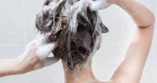 ये सवाल एक ऐसा सवाल है जिसका जवाब कई बार लोगों ने गूगल से जानने की कोशिश की है. ज्यादातर लोग अपने बालों को हफ्ते में दो बार धोते हैं. कुछ लोगों की आदत बालों को रोज धोने की होती है. तो वहीं कुछ लोग बालों को रोज कंडिश्नर भी करते हैं. वैसे तो ऐसा कोई नियम नहीं है कि बालों को कब और कैसे धोएं. पर बालों को सही तरह से धोने से आपके बाल लंबे समय तक खूबसूरत और स्वस्थ बने रह सकते हैं. गर्मी में कैसे रखे बालों का ख्याल मोटे और घुंघराले बाल तो काफी समय तक न धोने पर भी बेजान नहीं लगते. पर हल्के और पतले बाल लंबे समय तक न धोने पर बेजान लगते हैं. तो ये आपके बालों पर डिपेंड करता है कि आप बालों को कब और कैसे धोएं. अगर आपके बाल घुंघराले हैं तो आपको उसे रोज धोने की जरूरत नहीं. वहीं अगर आपके बाल ऑयली हैं तो आप हफ्ते में दो बार अपने बालों को धो सकती हैं. रोज बालों को धोने से आपके बाल रूखे और बेजान हो सकते हैं. बालों को रोज धोने से आपके स्कैल्प में मौजूद तेल सूख जाता है और बालों को बेजान बना देता है. औएली बालों में आप ड्राई शैंपू का इस्तेमाल भी कर सकती हैं. बालों की सफाई जरूरी है. बालों को सही समय और सही तरह से धोने से आप बालों की सफाई के साथ-साथ उसकी खूबसूरती भी बरकरार रख सकती हैं.