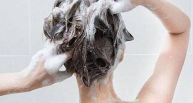 ये सवाल एक ऐसा सवाल है जिसका जवाब कई बार लोगों ने गूगल से जानने की कोशिश की है. ज्यादातर लोग अपने बालों को हफ्ते में दो बार धोते हैं. कुछ लोगों की आदत बालों को रोज धोने की होती है. तो वहीं कुछ लोग बालों को रोज कंडिश्नर भी करते हैं. वैसे तो ऐसा कोई नियम नहीं है कि बालों को कब और कैसे धोएं. पर बालों को सही तरह से धोने से आपके बाल लंबे समय तक खूबसूरत और स्वस्थ बने रह सकते हैं. गर्मी में कैसे रखे बालों का ख्याल मोटे और घुंघराले बाल तो काफी समय तक न धोने पर भी बेजान नहीं लगते. पर हल्के और पतले बाल लंबे समय तक न धोने पर बेजान लगते हैं. तो ये आपके बालों पर डिपेंड करता है कि आप बालों को कब और कैसे धोएं. अगर आपके बाल घुंघराले हैं तो आपको उसे रोज धोने की जरूरत नहीं. वहीं अगर आपके बाल ऑयली हैं तो आप हफ्ते में दो बार अपने बालों को धो सकती हैं. रोज बालों को धोने से आपके बाल रूखे और बेजान हो सकते हैं. बालों को रोज धोने से आपके स्कैल्प में मौजूद तेल सूख जाता है और बालों को बेजान बना देता है. औएली बालों में आप ड्राई शैंपू का इस्तेमाल भी कर सकती हैं. बालों की सफाई जरूरी है. बालों को सही समय और सही तरह से धोने से आप बालों की सफाई के साथ-साथ उसकी खूबसूरती भी बरकरार रख सकती हैं.
