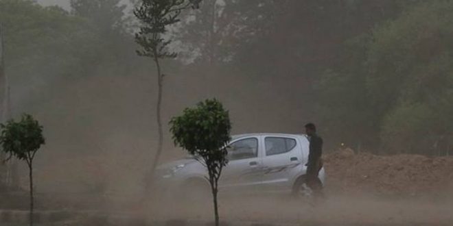 बीते कुछ दिनों से लगातार हो रही बारिश ने उत्तर प्रदेश में रहे रहे लोगों की जिंदगी को तहस नहस कर दिया है. भारी बारिश के चलते जहां स्‍कूलों में छुट्टी हो गई वहीं लोगों का ऑफिस निकलना भी दूभर हो गया है. सड़कों पर घुटने-घुटने तक पानी भरा हुआ है. विभिन्न हिस्सों में गुरुवार से लगातार हो रही बारिश से अब तक 65 लोगों की मौत हो चुकी है. वहीं 57 लोग घायल हुए हैं. यूपी में कहर बनकर आई बारिश, अब तक 39 मौतें बात अकेले सहारनपुर जिले की करें तो यहाँ पर बारिश से सर्वाधिक 11 लोगों के मौत की खबर सामने आई है. मेरठ में 10 और आगरा में 6 लोगों की मौत हुई है. प्रदेश सरकार ने दावा किया है कि सभी प्रभावित परिवारों को आर्थिक मदद मुहैया कराई जा चुकी है राहत आयुक्त कार्यालय के मुताबिक पिछले तीन दिनों में अब तक 65 लोगों को अपनी जान गंवानी पड़ी है. 5 राज्यों में बारिश का क़हर, अब तक 465 की मौत बारिश से संबंधित हादसों में 28 पशु हानि भी हुई है. वहीं 386 मकान या झोपड़ियां क्षतिग्रस्त हुए हैं. प्रदेश सरकार के प्रवक्ता के अनुसार मृतकों के परिजनों को 4 लाख रुपए आर्थिक सहायता दी जा रही है. वहीं घायलों को अधिकतर 59 हजार 100 रुपए तक की आर्थिक मदद प्रदान की जायेगी.