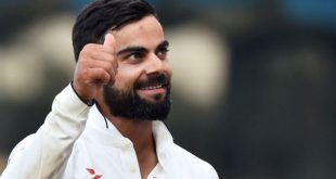 भारतीय क्रिकेट टीम और इंग्लैंड क्रिकेट टीम की तैयारियां 1 अगस्त से शुरू हो रही 5 टेस्ट मैचों की सीरीज के लिए जोर-शोर से चल रही है. इससे पूर्व भारत और एसेक्स क्रिकेट टीम के बीच एक अभ्यास मैच खेला गया जो कि ड्रा पर समाप्त रहा. टेस्ट सीरीज शुरू होने से पूर्व इंग्लैंड छे विकेटकीपर बल्लेबाज जोस बतलाकर ने भारतीय कप्तान विराट कोहली को लेकर एक बड़ा बयां दिया है. जहां उन्होंने कोहली से बहुत कुछ सीखने की बात कही है. श्रीलंका के कप्तान मैथ्यूज ने लिया बड़ा फैसला इंग्लैंड क्रिकेट टीम की विस्फोटक बल्लेबाज बटलर ने कहा कि विराट कोहली बेहद प्रतिभाशाली खिलाड़ी है. उन्हें देखने पर आपको हमेशा शीर्ष पर रहने की मानसिकता का पता भी चलता है. लगता है कि वे अधिकतर समय सही फैसला करते हैं और यह कौशल है. उन्होंने कहा कि कोहली में सफलता की भूख है, और इससे हर दिन ऐसा करना संभव है. टीम में शामिल होकर नर्वस हूँ-कार्तिक उन्होंने कोहली की तारीफों के पुल बांधते हुए कहा कि इन शीर्ष खिलाड़ियों में यह भूख वास्तव में अपनी चमक बिखेरती है. बता दे कि 5 टेस्ट मैचों की सीरीज का पहला मैच 1 अगस्त से ओवल में खेला जाएगा. इससे पहले 3 मैचों की वनडे सीरीज इंग्लैंड ने 2-1 से अपने नाम की थी. वहीं भारतीय टीम ने 3 मैचों की वनडे सीरीज में इंग्लैंड को -1 से करारी पटख़नी दी थी.