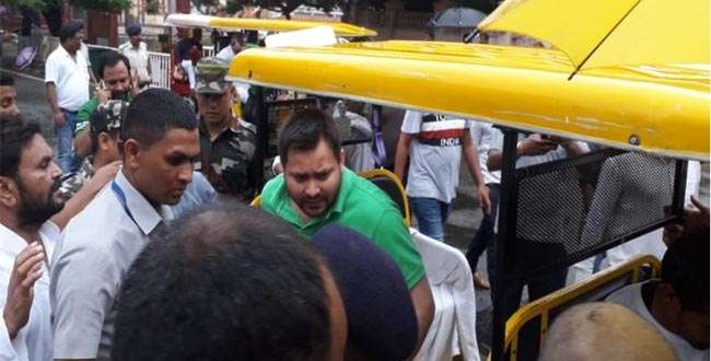 बिहार RJD की साइकिल रैली पर बारिश ने लगाया ब्रेक, बोधगया मंदिर रिक्शे से पहुंचे तेजस्वी