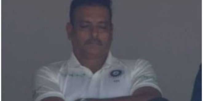 मैच के दौरान रवि शास्त्री को आई नींद, ड्रेसिंग रूम में मारे खर्राटे: वायरल विडियो