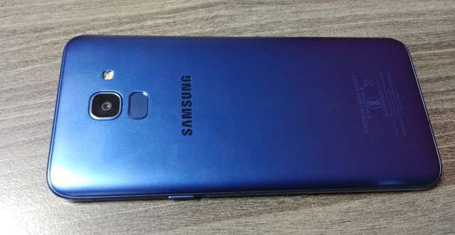 कोरियाई स्मार्टफोन और इलेक्ट्रॉनिक प्रोडक्ट्स बनाने वाली कंपनी सैमसंग (Samsung) ने स्मार्ट एयर प्यूरिफायर AX5500 भारत में लॉन्च किया है। कंपनी ने इस एयर प्यूरिफायर को एरोडायनेमिक तकनीक के साथ बनाया है। कंपनी के दावे के मुताबिक यह एयर प्यूरिफायर मिनटों में लिविंग स्पेस को प्यूरिफाई कर देगा। सैमसंग के दावे के मुताबिक यह स्मार्ट एयर प्यूरिफायर सामने की ओर से हवा को तेजी से अंदर खींचता है। यह एक बड़े एरिया को कवर कर सकता है। इस प्यूरिफायर की मदद से हवा को 4 स्टेप प्यूरिफिकेशन सिस्टम के जरिए साफ किया जाता है। जिसमें हवा में मौजूद बेहद छोटे धूल के कण और जहरीली गैस को प्यूरिफाई किया जाता है। कीमत और ऑफर्स इस एयर प्यूरिफायर AX5500 की कीमत 34,990 रुपये है। इसे आप आज से ही नजदीकी स्टोर से ऑनलाइन और ऑफलाइन स्टोर से खरीद सकते हैं। इस स्मार्ट एयर प्यूरिफायर के साथ सैमसंग के लेटेस्ट स्मार्टफोन Galaxy J6 को फ्री में खरीद सकते हैं। Galaxy J6 को भारत में हाल ही में लॉन्च किया गया है। इस स्मार्टफोन की कीमत 12,990 रुपये है। अगर आप इस स्मार्ट एयर प्यूरिफायर को 31 अक्टूबर से पहले खरीदते हैं तो आपको यह स्मार्टफोन फ्री में मिलेगा। एयर प्यूरिफायर के फीचर्स इस एयर प्यूरिफायर के फीचर्स की बात करें तो इसमें ड्यूल स्मार्ट सेंसर लगा है जो रियल टाइम में एयर क्वालिटी को डिटेक्ट कर लेता है। इसके अलावा इसमें एयर डिजिटल डिस्प्ले दिया गया है जो गैस के पॉल्यूशन लेवल यानी कि PM2.5 और PM10 जैसे हानिकारक कण की पहचान कर लेता है। सैमसंग ने इस प्यूरिफायर में ऐसा फिल्टर लगाया है जिसकी मदद से आप यह ट्रैक कर सकते हैं कि आपको अगला फिल्टर कब बदलना होगा। इसके आलावा इसमें व्हील्स लगे हैं जिसकी मदद से आप इसे 360 डिग्री में कहीं भी मूव कर सकते हैं। इसे इस तरह से डिजाइन किया गया है कि कमरे के हॉल जैसे बड़े एरिया के सभी कोनों को पूरी तरह से प्यूरिफाई किया जा सके। Galaxy J6 के फीचर्स इस एयर प्यूरिफायर के साथ Galaxy J6 स्मार्टफोन दिया जा रहा है। इस स्मार्टफोन के मुख्य फीचर्स की बात करें तो इसमें 5.6 इंच का सुपर AMOLED डिस्प्ले दिया गया है। डिस्प्ले का असपेक्ट रेश्यो 18.5:9 दिया गया है। फोन एंड्रॉइड ओरियो 8.0 पर रन करता है। फोन में सैमसंग का exynos प्रोसेसर दिया गया है। फोन को पावर देने के लिए इसमें 3000mAh की नॉन रिमूवेबल बैटरी दी गई है। फोन के कैमरे फीचर्स की बात करें तो इसमें 13 मेगापिक्सल का रियर कैमरा दिया गया है जिसका अपर्चर f/1.9 LED फ्लैश के साथ दिया गया है। फोन के सेल्फी कैमरे की बात करें तो इसमें 8 मेगापिक्सल का कैमरा दिया गया है जिसका अपर्चर f/1.9 है।