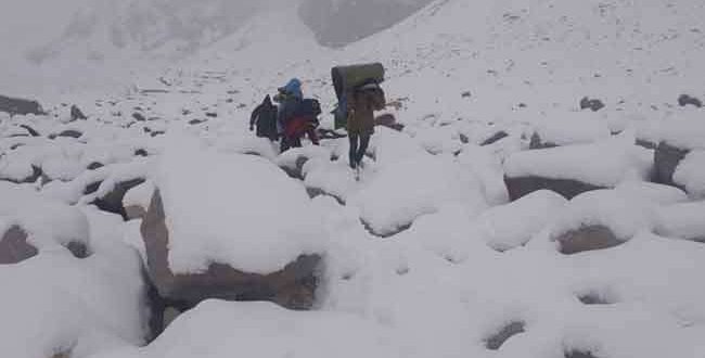 जिले के उच्च हिमालयी पर्यटक स्थलों पर पर्यटकों और पर्वतारोहियों की चहल-कदमी बढ़ गई है। गोमुख ट्रैक खराब होने के बावजूद ट्रैकिंग दल लगातार गोमुख और इससे आगे तपोवन, नंदन वन, वासुकीताल तथा कालिंदी पास को जा रहे हैं। पिछले कुछ दिनों से ठंडी वादियों तक पहुंचने के लिए मौसम भी ट्रैकिंग दलों का साथ दे रहा है। गंगोत्री नेशनल पार्क के आंकड़ों के अनुसार हर दिन 120 से अधिक ट्रैकर एवं पर्वतारोही गोमुख ट्रैक पर जा रहे हैं। खासतौर पर रोमांच के शौकीन देशी-विदेशी पर्यटकों के लिए गंगोत्री हिमालय मनपसंद सैरगाह है। पर्यटकों का सबसे प्रमुख और पसंदीदा ट्रैक गंगोत्री से लेकर तपोवन तक है। तपोवन जाने के लिए गंगोत्री से 19 किलोमीटर गोमुख तथा गोमुख से पांच किलोमीटर ग्लेशियर के ऊपर से तपोवन पहुंचा जाता है। यहां हर दिन 30 से 40 पर्यटक जा रहे हैं। इससे यहां की बर्फीली वादियां इंसानी हलचल से आबाद हो गई हैं। इसके साथ ही गंगोत्री हिमालय में शिवलिंग के आरोहण के लिए चार सदस्यीय दल, सुदर्शन के आरोहण के लिए एक जापानी महिला, सतोपंथ के आरोहण के लिए तीन सदस्यीय दल गया हुआ है। रसीले स्वाद के बावजूद हर्षिल घाटी का सेब पहचान को मोहताज यह भी पढ़ें बीते मंगलवार को इजराइल व जर्मनी के आठ विदेशी पर्वतारोहियों का दल आरोहण करके गंगोत्री लौटा, जबकि बुधवार को गंगोत्री से एक पर्वतारोही दल जोगीन चोटी के आरोहण के लिए रवाना हुआ। स्थिति यह है कि उत्तरकाशी और गंगोत्री में पर्यटक दलों को पर्याप्त पोर्टर नहीं मिल पा रहे हैं। अधिकांश पोर्टर उत्तरकाशी से ले जाने पड़ रहे हैं। चारधामों में से एक ये धाम तरस रहा है सुविधाओं को, जानिए यह भी पढ़ें ट्रैकिंग एजेंसी संचालक जयेंद्र पंवार कहते हैं कि मौसम सही हो गया है। इसलिए ट्रैकरों तथा पर्वतारोहियों की संख्या बढ़ गई। 15 नवंबर तक कई दलों ने ट्रैकिंग के लिए संपर्क किया गया है। इसमें अधिकांश कालिंदी पास, उड़न कोल, लमखागा पास, तपोवन के लिए जा रहे हैं। ट्रैकरों व पर्वतारोहियों की बढ़ती चहल-कदमी ट्रैकिंग संचालकों के लिए अच्छी खबर है।