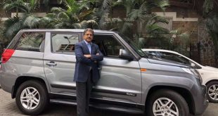 महिंद्रा एंड महिंद्रा के सीईओ आनंद महिंद्रा के गैरेज में अब नई TUV300 Plus शामिल हो चुकी है। कार के साथ आनंद महिंद्रा ने अपनी फोटो ट्विटर पर शेयर की है। हालांकि, इस फोटो को देखने के बाद कई यूजर्स ने आनंद महिंद्रा से पूछा कि वो कौन सी कंपनी की कार व्यक्तिगत तौर पर इस्तेमाल करते हैं। किस कंपनी की कार का इस्तेमाल करते हैं आनंद महिंद्रा? दरअसल आनंद महिंद्रा ने नई TUV300 Plus की फोटो ट्विटर पर शेयर करते हुए लिखा था कि उनकी TUV 300 Plus आ गई है, इसके लिए उनकी टीम ने उन्हें इंतजार करवाया, लेकिन इसके आने के बाद इंतजार, इंतजार नहीं रहा। उन्होंने साथ ही लिखा अब उन्हें अपनी TUV 300 ग्रीन मॉन्सिटर छोड़नी होगी, लेकिन अब उनके पास यह खूबसूरत कार है जिसे उन्होंने Grey Ghost नाम दिया है। View image on Twitter View image on Twitter anand mahindra ✔ @anandmahindra She finally arrived..My TUV 300 Plus. My chaps had kept me waiting...But it was worth the wait; they gave me this special steel-grey metallic paint. Yes, I had to give up my TUV 300 Green Monster, but now I have this beauty and I’ve named her the Grey Ghost.. 11:09 AM - Oct 6, 2018 14.5K 1,915 people are talking about this Twitter Ads info and privacy महिंद्रा की कारें ही यूज करते हैं आनंद सितंबर महीने में फोर्ड फीगो की बिकी सिर्फ 5 यूनिट्स, कंपनी कर सकती है प्रोडक्शन बंद यह भी पढ़ें आनंद महिंद्रा इस ट्विटर पर रिप्लाई करते हुए एक यूजर ने उनसे पूछा कि क्या वो सच में टीयूवी यूज करते हैं? यूजर ने आगे लिखा, ‘मुझे लगा कि आप Mercedes, Audi और Bentley जैसी कारों का जरूर इस्तेमाल करते होंगे।‘ यूजर के इस सवाल के जवाब में आनंद महिंद्रा ने कहा कि वो महिंद्रा की कारों के अलावा कोई दूसरी कार का इस्तेमाल नहीं करते हैं।