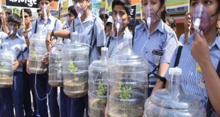 वायु प्रदूषण से होने वाली सर्वाधिक मौतों का कारण घर के चूल्हे और जाम के दौरान वाहनों से निकलने वाले धूल और धुएं के छोटे कण हैं। वातावरण में महज 27 फीसद मौजूदगी के बावजूद ये छोटे कण प्रदूषण से होने वाली 70 फीसद मौतों का कारण हैं। यानी हर साल करीब साढ़े तीन लाख लोग इन छोटे धूल कणों के चलते हो रही बीमारियों से मर रहे हैं। चौंकाने वाला यह आंकड़ा आइआइटी के सिविल इंजीनियरिंग विभाग के पीएचडी छात्रों के शोध में सामने आया है। देश में वायु प्रदूषण बढ़ता जा रहा है। ग्लोबल बर्डन ऑफ डिसीज (जीबीडी) ने देशभर में वायु प्रदूषण से पांच लाख मौतें होने का आंकड़ा दिया था। आइआइटी के सिविल इंजीनियरिंग विभाग के प्रो. तरुण कुमार गुप्ता के निर्देशन में डॉ. प्रशांत राजपूत और सैफी इजहार ने 2015-16 में शोध शुरू किया। कानपुर को केंद्र में रखकर दिल्ली, लखनऊ, नोएडा, पटना, जयपुर समेत अन्य कई शहरों से आंकड़े जुटाए। जानें, एमबीबीएस करने वाली अवणना अग्रवाल कैसे बन गईं गोल्डन गर्ल यह भी पढ़ें शोध में सामने आया कि वायु प्रदूषण में 73 प्रतिशत धूल के कण पीएम 2.5 से ऊपर हैं जो सिर्फ शरीर के ऊपरी हिस्सों के लिए खतरनाक हैं लेकिन छोटे कण महज 27 फीसद मौजूदगी के बावजूद लोगों को सब क्रॉनिक ऑब्सट्रक्टिव, पल्मोनरी डिसीज (सीओपीडी), टीबीएल कैंसर, अस्थमा और काली खांसी जैसी जानलेवा बीमारियां दे रहे हैं। जो पांच लाख मौतें हुई हैं उनमें 70 फीसद की जान धूल के इन्हीं छोटे कणों ने ली है। छात्रों का यह शोध अंतरराष्ट्रीय जनरल में भी प्रकाशित हुआ है। जब मंच पर आए शबाना-जावेद तो शुरू हुई पुर-सुकूं बहते दरिया की अल्हड़ रवानी एक कहानी... यह भी पढ़ें लंग्स मॉडलिंग का हुआ प्रयोगः शोधार्थियों ने वायु प्रदूषण के डाटा को लंग्स मॉडलिंग से देखा। यह कंप्यूटरीकृत मॉडल है। इसमें सामने आया कि पीएम 2.5 माइक्रोमीटर से अधिक आकार के कण गले से नीचे नहीं जाते। 2.5 से छोटे कण सीधे फेफड़े और धमनियों में जम जाते हैं। गंगा के तटीय क्षेत्रों में मध्यम प्रदूषण शोध में सामने आया कि उत्तर क्षेत्र में वायु प्रदूषण ज्यादा है। गंगा के तटीय क्षेत्रों में मध्यम और दक्षिण के राज्यों में प्रदूषण का स्तर अपेक्षाकृत कम है। गर्मियों में बड़े, सर्दियों में छोटे कणः गर्मियों के मौसम में पार्टिकुलेट मैटर के कण 10.3 माइक्रोग्राम से अधिक होते हैं जो खांसी का कारण बनते हैं लेकिन गर्मियों में 0.3 से 2.5 माइक्रोमीटर तक के कणों की अधिकता रहती है जो श्वांस रोगियों के लिए समस्या बनती है। पीएम 2.5 से छोटे कणों के कारक पीएम 2.5 से छोटे प्रदूषण के कण घर के चूल्हे, पटाखे, घरों में जलन वाली अगरबत्ती, जाम में फंसे वाहनों के धुएं और पराली के जलने आदि से बढ़ते हैं