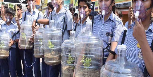 वायु प्रदूषण से होने वाली सर्वाधिक मौतों का कारण घर के चूल्हे और जाम के दौरान वाहनों से निकलने वाले धूल और धुएं के छोटे कण हैं। वातावरण में महज 27 फीसद मौजूदगी के बावजूद ये छोटे कण प्रदूषण से होने वाली 70 फीसद मौतों का कारण हैं। यानी हर साल करीब साढ़े तीन लाख लोग इन छोटे धूल कणों के चलते हो रही बीमारियों से मर रहे हैं। चौंकाने वाला यह आंकड़ा आइआइटी के सिविल इंजीनियरिंग विभाग के पीएचडी छात्रों के शोध में सामने आया है। देश में वायु प्रदूषण बढ़ता जा रहा है। ग्लोबल बर्डन ऑफ डिसीज (जीबीडी) ने देशभर में वायु प्रदूषण से पांच लाख मौतें होने का आंकड़ा दिया था। आइआइटी के सिविल इंजीनियरिंग विभाग के प्रो. तरुण कुमार गुप्ता के निर्देशन में डॉ. प्रशांत राजपूत और सैफी इजहार ने 2015-16 में शोध शुरू किया। कानपुर को केंद्र में रखकर दिल्ली, लखनऊ, नोएडा, पटना, जयपुर समेत अन्य कई शहरों से आंकड़े जुटाए। जानें, एमबीबीएस करने वाली अवणना अग्रवाल कैसे बन गईं गोल्डन गर्ल यह भी पढ़ें शोध में सामने आया कि वायु प्रदूषण में 73 प्रतिशत धूल के कण पीएम 2.5 से ऊपर हैं जो सिर्फ शरीर के ऊपरी हिस्सों के लिए खतरनाक हैं लेकिन छोटे कण महज 27 फीसद मौजूदगी के बावजूद लोगों को सब क्रॉनिक ऑब्सट्रक्टिव, पल्मोनरी डिसीज (सीओपीडी), टीबीएल कैंसर, अस्थमा और काली खांसी जैसी जानलेवा बीमारियां दे रहे हैं। जो पांच लाख मौतें हुई हैं उनमें 70 फीसद की जान धूल के इन्हीं छोटे कणों ने ली है। छात्रों का यह शोध अंतरराष्ट्रीय जनरल में भी प्रकाशित हुआ है। जब मंच पर आए शबाना-जावेद तो शुरू हुई पुर-सुकूं बहते दरिया की अल्हड़ रवानी एक कहानी... यह भी पढ़ें लंग्स मॉडलिंग का हुआ प्रयोगः शोधार्थियों ने वायु प्रदूषण के डाटा को लंग्स मॉडलिंग से देखा। यह कंप्यूटरीकृत मॉडल है। इसमें सामने आया कि पीएम 2.5 माइक्रोमीटर से अधिक आकार के कण गले से नीचे नहीं जाते। 2.5 से छोटे कण सीधे फेफड़े और धमनियों में जम जाते हैं। गंगा के तटीय क्षेत्रों में मध्यम प्रदूषण शोध में सामने आया कि उत्तर क्षेत्र में वायु प्रदूषण ज्यादा है। गंगा के तटीय क्षेत्रों में मध्यम और दक्षिण के राज्यों में प्रदूषण का स्तर अपेक्षाकृत कम है। गर्मियों में बड़े, सर्दियों में छोटे कणः गर्मियों के मौसम में पार्टिकुलेट मैटर के कण 10.3 माइक्रोग्राम से अधिक होते हैं जो खांसी का कारण बनते हैं लेकिन गर्मियों में 0.3 से 2.5 माइक्रोमीटर तक के कणों की अधिकता रहती है जो श्वांस रोगियों के लिए समस्या बनती है। पीएम 2.5 से छोटे कणों के कारक पीएम 2.5 से छोटे प्रदूषण के कण घर के चूल्हे, पटाखे, घरों में जलन वाली अगरबत्ती, जाम में फंसे वाहनों के धुएं और पराली के जलने आदि से बढ़ते हैं