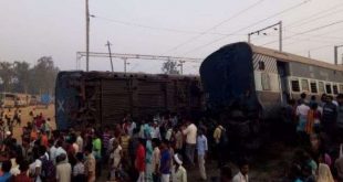 रायबरेली के हरचंदपुर रेलवे स्टेशन के पास Train No: 14003 Up (MaLDa Town -NDLS Exp) फरक्का एक्सप्रेस दुर्घटनाग्रस्त हो गई। डीअारएम के मुताबिक, हादसे में सात यात्रियों की मौत और लगभग 40 यात्री घायल हो गये हैं। इसके चलते 19 ट्रेनें प्रभावित हुई हैं। रेलवे प्रशासन ने हादसे के जान‍कारी मिलते ही कई ट्रेनों का रूट बदला और कई निरस्‍त कर दी। वहीं, घटना में छह कोच पटरी से उतर गये, जिसके चलते दिल्‍ली और रायबरेली रेलवे ट्रैक बाधित हो गया। हादसे के सूचना मिलते ही मौके पर एनडीआरएफ की टीमें फौरन पहुंची और राहत कार्य शुरू हुआ। 19 ट्रेनें हुई प्रभावित- निरस्त: 14219/14220 वाराणसी-लखनऊ-वाराणसी इंटरसिटी एक्सप्रेस। 14216 लखनऊ-इलाहाबाद गंगा-गोमती एक्सप्रेस। 14210/14209 लखनऊ-प्रयाग इंटरसिटी एक्सप्रेस। 54377 प्रयाग-बरेली पैसेंजर और 54378 बरेली प्रयाग पैसेंजर। 14124 कानपुर-प्रतापगढ़ एक्सप्रेस और 14123 प्रतापगढ़-कानपुर एक्सप्रेस। रूट डायवर्जन: 14512 सहारनपुर-इलाहाबाद नौचंदी एक्सप्रेस वाया सुल्तानपुर-प्रतापगढ़-इलाहाबाद। 14208 दिल्ली जंक्शन प्रतापगढ़ पद्मावत एक्सप्रेस वाया सुल्तानपुर- प्रतापगढ़। 14266 देहरादून-वाराणसी एक्सप्रेस वाया सुल्तानपुर-जाफराबाद-वाराणसी। 12183 भोपाल-प्रतापगढ़ एक्सप्रेस वाया वाया सुल्तानपुर (जो कि सुल्तानपुर में निरस्त कर दी जाएगी।) 12184 प्रतापगढ़-भोपाल एक्सप्रेस सुल्तानपुर से यात्रा प्रारंभ करेगी। 14369 संगरौली-बरेली त्रिवेणी एक्सप्रेस वाया डलमऊ-उन्नाव- लखनऊ-आलमनगर। 14265 वाराणसी-देहरादून एक्सप्रेस वाया वाराणसी-सुल्तानपुर-लखनऊ। 14215 इलाहाबाद-लखनऊ गंगा गोमती एक्सप्रेस वाया ऊंचाहार-डलमऊ-उन्नाव-लखनऊ। 13006 अमृतसर-हावड़ा मेल वाया सुल्तानपुर-जाफराबाद-वाराणसी। ये है पूरा मामला उत्तर प्रदेश के रायबरेली में बुधवार तड़के सुबह करीब छह बजे रायबरेली होते हुए दिल्ली जा रही न्यू फरक्का एक्सप्रेस की छह बोगियां पटरी से उतर गईं। रेल हादसे में सात लोगों की मौत हो गई और कई यात्री जख्मी हो गए। इसके चलते अफरातफरी मच गई। बताया जा रहा है कि यह हादसा रायबरेली के हरचंदपुर स्टेशन के पास हुआ है। मृतकों में एक महिला और एक बच्चा भी शामिल है। फिलहाल स्थानीय लोग और पुलिस की टीम राहत और बचाव कार्य में जुटी है। अभी मुकम्मल राहत कार्य की व्यवस्था नहीं हो सकी है। हालांकि 100 डायल और एंबुलेंस मौके पर पहुंच गई है। तीन शव बोगी के नीचे दबे मिले हैं। बाकी बोगियों को काटने की तैयारी हो रही है। हादसे में दो दर्जन से ज्यादा घायल। सुबह होते हुई मची चीखपुकार हादसे के समय सभी यात्री गहरी नींद में थे। अच ानक से बोगियां पटरी से उतर गईं। देखते ही देखते चीखपुकार मच गई। आवाज सुनते ही आसपास के लोग फौरन मदद को दौड़ पड़े। उधर, मौके पर एनडीआरएफ की टीमें रवाना कर दी गई। स्थानीय पुलिस और ऐंबुलेंस भी मौके पर है। घायल लोगों को स्थानीय अस्पताल ले जाया जा रहा है।