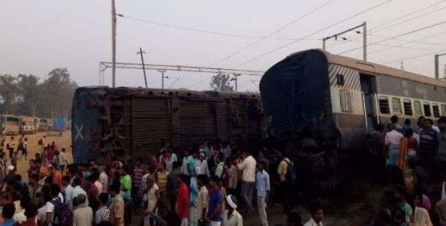 रायबरेली के हरचंदपुर रेलवे स्टेशन के पास Train No: 14003 Up (MaLDa Town -NDLS Exp) फरक्का एक्सप्रेस दुर्घटनाग्रस्त हो गई। डीअारएम के मुताबिक, हादसे में सात यात्रियों की मौत और लगभग 40 यात्री घायल हो गये हैं। इसके चलते 19 ट्रेनें प्रभावित हुई हैं। रेलवे प्रशासन ने हादसे के जान‍कारी मिलते ही कई ट्रेनों का रूट बदला और कई निरस्‍त कर दी। वहीं, घटना में छह कोच पटरी से उतर गये, जिसके चलते दिल्‍ली और रायबरेली रेलवे ट्रैक बाधित हो गया। हादसे के सूचना मिलते ही मौके पर एनडीआरएफ की टीमें फौरन पहुंची और राहत कार्य शुरू हुआ। 19 ट्रेनें हुई प्रभावित- निरस्त: 14219/14220 वाराणसी-लखनऊ-वाराणसी इंटरसिटी एक्सप्रेस। 14216 लखनऊ-इलाहाबाद गंगा-गोमती एक्सप्रेस। 14210/14209 लखनऊ-प्रयाग इंटरसिटी एक्सप्रेस। 54377 प्रयाग-बरेली पैसेंजर और 54378 बरेली प्रयाग पैसेंजर। 14124 कानपुर-प्रतापगढ़ एक्सप्रेस और 14123 प्रतापगढ़-कानपुर एक्सप्रेस। रूट डायवर्जन: 14512 सहारनपुर-इलाहाबाद नौचंदी एक्सप्रेस वाया सुल्तानपुर-प्रतापगढ़-इलाहाबाद। 14208 दिल्ली जंक्शन प्रतापगढ़ पद्मावत एक्सप्रेस वाया सुल्तानपुर- प्रतापगढ़। 14266 देहरादून-वाराणसी एक्सप्रेस वाया सुल्तानपुर-जाफराबाद-वाराणसी। 12183 भोपाल-प्रतापगढ़ एक्सप्रेस वाया वाया सुल्तानपुर (जो कि सुल्तानपुर में निरस्त कर दी जाएगी।) 12184 प्रतापगढ़-भोपाल एक्सप्रेस सुल्तानपुर से यात्रा प्रारंभ करेगी। 14369 संगरौली-बरेली त्रिवेणी एक्सप्रेस वाया डलमऊ-उन्नाव- लखनऊ-आलमनगर। 14265 वाराणसी-देहरादून एक्सप्रेस वाया वाराणसी-सुल्तानपुर-लखनऊ। 14215 इलाहाबाद-लखनऊ गंगा गोमती एक्सप्रेस वाया ऊंचाहार-डलमऊ-उन्नाव-लखनऊ। 13006 अमृतसर-हावड़ा मेल वाया सुल्तानपुर-जाफराबाद-वाराणसी। ये है पूरा मामला उत्तर प्रदेश के रायबरेली में बुधवार तड़के सुबह करीब छह बजे रायबरेली होते हुए दिल्ली जा रही न्यू फरक्का एक्सप्रेस की छह बोगियां पटरी से उतर गईं। रेल हादसे में सात लोगों की मौत हो गई और कई यात्री जख्मी हो गए। इसके चलते अफरातफरी मच गई। बताया जा रहा है कि यह हादसा रायबरेली के हरचंदपुर स्टेशन के पास हुआ है। मृतकों में एक महिला और एक बच्चा भी शामिल है। फिलहाल स्थानीय लोग और पुलिस की टीम राहत और बचाव कार्य में जुटी है। अभी मुकम्मल राहत कार्य की व्यवस्था नहीं हो सकी है। हालांकि 100 डायल और एंबुलेंस मौके पर पहुंच गई है। तीन शव बोगी के नीचे दबे मिले हैं। बाकी बोगियों को काटने की तैयारी हो रही है। हादसे में दो दर्जन से ज्यादा घायल। सुबह होते हुई मची चीखपुकार हादसे के समय सभी यात्री गहरी नींद में थे। अच ानक से बोगियां पटरी से उतर गईं। देखते ही देखते चीखपुकार मच गई। आवाज सुनते ही आसपास के लोग फौरन मदद को दौड़ पड़े। उधर, मौके पर एनडीआरएफ की टीमें रवाना कर दी गई। स्थानीय पुलिस और ऐंबुलेंस भी मौके पर है। घायल लोगों को स्थानीय अस्पताल ले जाया जा रहा है।