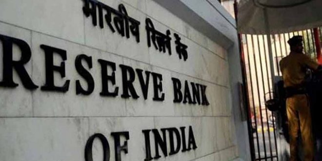 : सुप्रीम कोर्ट ने रिजर्व बैंक ऑफ इंडिया (RBI) से पूछा है कि आखिर लंबी अवधि के होम लोन की फ्लोटिंग ब्‍याज दर इतनी अधिक क्‍यों है, जबकि ब्‍याज दरों में बीते एक साल में कमी आई है. कोर्ट ने सोमवार को सुनवाई के दौरान मनी लाइफ फाउंडेशन की याचिका पर रिजर्व बैंक से यह सवाल किया है. कोर्ट ने कहा कि आरबीआई याचिकाकर्ता को बताए कि दीर्घअवधि के फ्लोटिंग लोन रेट कम करने के बारे में उसने क्‍या फैसला लिया है और वह इस योजना पर कैसे आगे बढ़ेगा. मनी लाइफ ने दाखिल की है याचिका मनी लाइफ फाउंडेशन ने अपनी याचिका में पूछा था कि जब ब्‍याज दरों में कमी आई तो क्‍यों दीर्घअवधि के लोन इतने महंगे क्‍यों हैं. इसका लाभ ग्राहकों को नहीं मिल पा रहा है. घर खरीदने के लिए होम लोन के जरिए उन्‍हें अधिक ब्‍याज चुकाना पड़ रहा है. कोई भी खरीदार संपत्ति खरीदते समय 80% फाइनेंस कराता है. लोन की राशि इतनी बड़ी होती है कि उसे 5 से 10 साल में आसानी से नहीं चुकाया जाता तो ग्राहक 15 से 25 साल या उससे अधिक की अवधि का लोन लेते हैं. ऐसे में ग्राहक को ब्‍याज के रूप में भारी रकम बैंक को अदा करनी पड़ती है. HOME à¤²à¥à¤¨ à¤à¤¾ à¤¹à¥ à¤à¤¾à¤à¤à¤¾ à¤à¥à¤à¤¾, RBI à¤à¤¡à¤¼ à¤¸à¤à¤¤à¤¾ à¤¹à¥ 1500 à¤«à¤¾à¤à¤¨à¥à¤à¤¸ à¤à¤à¤ªà¤¨à¤¿à¤¯à¥à¤ à¤ªà¤° à¤¤à¤¾à¤²à¤¾! रिजर्व बैंक ने रेपो रेट में कोई बदलाव नहीं किया भारतीय रिजर्व बैंक नेे हाल में रेपो रेट में कोई बदलाव नहीं किया है. रेपो रेट को 6.50 फीसदी पर बरकरार रखा है. वहीं, रिवर्स रेपो रेट में भी कोई बदलाव नहीं किया गया है. रिवर्स रेपो रेट 6.25% पर बरकरार रखा है. MPC के 6 सदस्यों में 5 ने ब्याज दर नहीं बढ़ाने के पक्ष में वोट किया. रिजर्व बैंक ने चालू वित्त वर्ष में आर्थिक वृद्धि दर का अनुमान 7.4 प्रतिशत पर बरकरार रखा. वित्त वर्ष 2019-20 में वृद्धि 7.6 प्रतिशत पर पहुंच सकती है. इससे पहले लगातार 2 मौद्रिक नीति समीक्षा में रेपो रेट को 0.25 फीसदी बढ़ाया गया था. कच्चे तेल में तेजी और डॉलर के मुकाबले रुपये में लगातार गिरावट के कारण महंगाई बढ़ने की आशंका को देखते हुए विशेषज्ञों को उम्मीद थी कि मौद्रिक नीति समीक्षा में नीतिगत दरों को बढ़ाया जा सकता है.