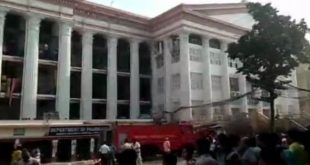 पश्चिम बंगाल की राजधानी कोलकाता के मेडिकल कॉलेज हॉस्पिटल के फार्मेसी विभाग में आज सुबह अचानक भीषण आग लग गई. हादसे की सूचना के फौरन बाद दमकल की 10 गाड़ियों के सात राहत-बचाव दल के कर्मचारी पहुंचे. भारी संख्या में मौके पर पुलिस भी मौजूद है. अस्पताल में मरीज की संख्या अधिक होने की वजह से अफरातफरी मच गई. अब तक किसी भी तरह के जानमाल के नुकसान की खबर नहीं है. View image on TwitterView image on Twitter ANI ✔ @ANI #Visuals: Firefighting operation underway at Kolkata Medical College and Hospital #Kolkata 9:16 AM - Oct 3, 2018 46 See ANI's other Tweets Twitter Ads info and privacy राहत-बचाव दल ने कम से कम 250 लोगों को आग के नजदीक वाले ब्लॉक से दूसरे ब्लॉक में शिफ्ट कर दिया है. कुछ मरीजों को अस्पताल के बाहर जमीन पर इंतजार करते हुए देखा गया. एक अग्निशमन अधिकारी ने कहा, "आग लगने की शुरुआत सुबह 7.58 बजे के आसपास एमसीएच बिल्डिंग के ग्राउंड फ्लोर के एक मेडिकल स्टोर से हुई. आग लगने का कारण अभी पता नहीं चल पाया है." उन्होंने कहा, "आग लगने की शुरुआत सुबह 7.58 बजे के आसपास मेडिकल कॉलेज के ग्राउंड फ्लोर से हुई. आग लगने का कारण अभी पता नहीं चल पाया है." पश्चिम बंगाल के अग्निशमन, इंजीनियरिंग, आवास और पर्यावरण मंत्री चटर्जी अस्पताल पहुंचे. उन्होंने कहा, "किसी के घायल होने या हताहत होने की कोई खबर नहीं है." उन्होंने कहा, "वहां काफी धुंआ है. सभी मरीजों को वहां से निकाल लिया गया है. आग के स्रोत का पता लगाने के लिए दमकलकर्मी इमारत में मौजूद थे." प्रभावित इमारत के पर्यवेक्षक जयंता दास के अनुसार, विभिन्न विभागों के करीब 150 रोगियों को बचा लिया गया है.