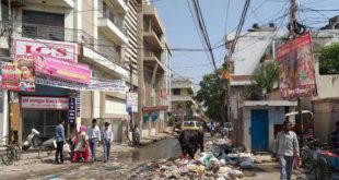 चार साल पहले देश की प्रधानमंत्री नरेंद्र मोदी द्वारा राजधानी दिल्ली से शुरू किया गया स्वच्छ भारत अभियान दिल्ली में ही फेल होता नजर आ रहा है. दिल्ली नगर निगम के सफाई कर्मचारी की अपनी मांगों को लेकर हड़ताल 21 दिन से जारी है. हालात यह है कि राजधानी हर गली और चौराहा कूड़े में तब्दील हो गया है. लोगों का गंदगी से बुरा हाल है और इस कूड़े में तब्दील होते शहर में समस्या पर सुनवाई करने वाला कोई नहीं है. घर के बाहर चारों तरफ हो रही गंदगी से परेशान होकर अब लोगों ने सरकार और प्रशासन को नींद से जगाने के लिए सेल्फी विद गार्बेज कैंपेन की शुरुआत की है. यह कैंपेन सोशल नेटवर्किंग साइट पर खूब वाहवाही लूट रहा है. इस कैंपेन को चलाने वाले आरडब्ल्यूए फेडरेशन के प्रेसिडेंट बीएस वोहरा का कहना है कि कूड़े के कारण पूरी दिल्ली नर्क में तब्दील होती जा रही है, न तो दिल्ली सरकार और न ही निगम में सत्ताधारी बीजेपी इस पर सुनवाई करने को राजी है. पूर्वी दिल्ली के कृष्णा नगर में रहने वाले जुगल वाधवा बताते हैं कि 4 साल पहले जब प्रधानमंत्री मोदी ने स्वच्छ भारत का सपना दिखाया था तबसे उन्होंने कूड़े को कूड़ेदान में और कूड़ा उठाने वाले कर्मचारियों को देने का फैसला किया था. आज जब वे हर रोज घर से बाहर निकलते हैं तो उनकी गली-मोहल्ले और पूरी कॉलोनी में कूड़ा-ही-कूड़ा नजर आता है. इस कूड़े की गंदगी के कारण वह अपने बच्चों को भी घर से बाहर निकलने नहीं देते. उनका मानना है की स्वच्छ भारत अभियान का सपना तभी साकार हो सकता है, जब सरकार इस पूरे अभियान के साथ-साथ एक कारगर नीति भी बनाए ताकि जब कर्मचारी इस तरीके की हड़ताल करें तो शहर कूड़े में तब्दील न हो. बता दें कि दिल्ली नगर निगम के सफाई कर्मचारी पिछले 21 दिन से अपनी मांगों को लेकर के हड़ताल पर हैं. हड़ताल का असर शहर में पूरी तरह से नजर आ रहा है. लोगों का जीना मुहाल हो चुका है. जहां लोग गंदगी से परेशान हैं, लेकिन सफाई कर्मचारियों का साफ कहना है कि जब तक उनकी मांगें पूरी नहीं हो जाती तब तक दिल्ली का कचरा साफ नहीं होगा. ऐसे में सवाल उठता है कि सरकार बेशक गंदगी को दूर करने के लिए स्वच्छता अभियान चला रही हो, लेकिन जब तक इस तरीके की हड़तालों को रोकने के लिए कोई योजनाएं या पॉलिसी नहीं बन जाती, तब तक स्वच्छ भारत अभियान का सपना कैसे पूरा होगा?