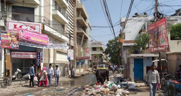 चार साल पहले देश की प्रधानमंत्री नरेंद्र मोदी द्वारा राजधानी दिल्ली से शुरू किया गया स्वच्छ भारत अभियान दिल्ली में ही फेल होता नजर आ रहा है. दिल्ली नगर निगम के सफाई कर्मचारी की अपनी मांगों को लेकर हड़ताल 21 दिन से जारी है. हालात यह है कि राजधानी हर गली और चौराहा कूड़े में तब्दील हो गया है. लोगों का गंदगी से बुरा हाल है और इस कूड़े में तब्दील होते शहर में समस्या पर सुनवाई करने वाला कोई नहीं है. घर के बाहर चारों तरफ हो रही गंदगी से परेशान होकर अब लोगों ने सरकार और प्रशासन को नींद से जगाने के लिए सेल्फी विद गार्बेज कैंपेन की शुरुआत की है. यह कैंपेन सोशल नेटवर्किंग साइट पर खूब वाहवाही लूट रहा है. इस कैंपेन को चलाने वाले आरडब्ल्यूए फेडरेशन के प्रेसिडेंट बीएस वोहरा का कहना है कि कूड़े के कारण पूरी दिल्ली नर्क में तब्दील होती जा रही है, न तो दिल्ली सरकार और न ही निगम में सत्ताधारी बीजेपी इस पर सुनवाई करने को राजी है. पूर्वी दिल्ली के कृष्णा नगर में रहने वाले जुगल वाधवा बताते हैं कि 4 साल पहले जब प्रधानमंत्री मोदी ने स्वच्छ भारत का सपना दिखाया था तबसे उन्होंने कूड़े को कूड़ेदान में और कूड़ा उठाने वाले कर्मचारियों को देने का फैसला किया था. आज जब वे हर रोज घर से बाहर निकलते हैं तो उनकी गली-मोहल्ले और पूरी कॉलोनी में कूड़ा-ही-कूड़ा नजर आता है. इस कूड़े की गंदगी के कारण वह अपने बच्चों को भी घर से बाहर निकलने नहीं देते. उनका मानना है की स्वच्छ भारत अभियान का सपना तभी साकार हो सकता है, जब सरकार इस पूरे अभियान के साथ-साथ एक कारगर नीति भी बनाए ताकि जब कर्मचारी इस तरीके की हड़ताल करें तो शहर कूड़े में तब्दील न हो. बता दें कि दिल्ली नगर निगम के सफाई कर्मचारी पिछले 21 दिन से अपनी मांगों को लेकर के हड़ताल पर हैं. हड़ताल का असर शहर में पूरी तरह से नजर आ रहा है. लोगों का जीना मुहाल हो चुका है. जहां लोग गंदगी से परेशान हैं, लेकिन सफाई कर्मचारियों का साफ कहना है कि जब तक उनकी मांगें पूरी नहीं हो जाती तब तक दिल्ली का कचरा साफ नहीं होगा. ऐसे में सवाल उठता है कि सरकार बेशक गंदगी को दूर करने के लिए स्वच्छता अभियान चला रही हो, लेकिन जब तक इस तरीके की हड़तालों को रोकने के लिए कोई योजनाएं या पॉलिसी नहीं बन जाती, तब तक स्वच्छ भारत अभियान का सपना कैसे पूरा होगा?