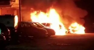 दिल्ली: कार रिपेयर मार्केट में लगी भीषण आग, चार कार जलकर हुईं राख
