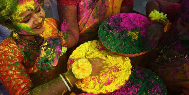 Holi 2019: होली खेलने से पहले जरूरी है बाल धोना, इन बातों का भी रखें ध्यान